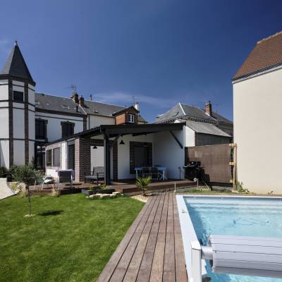 Espace de vie sur terrasse et piscine 12
