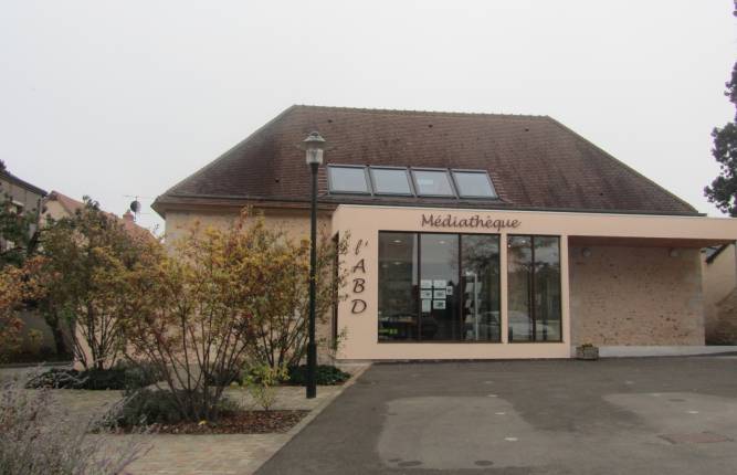 La médiathèque s'ouvre sur un jardin